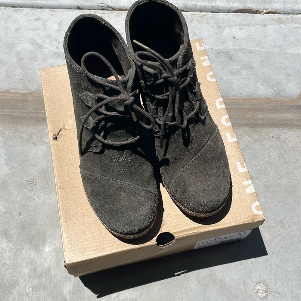 TOMS desert wedge in grey suede